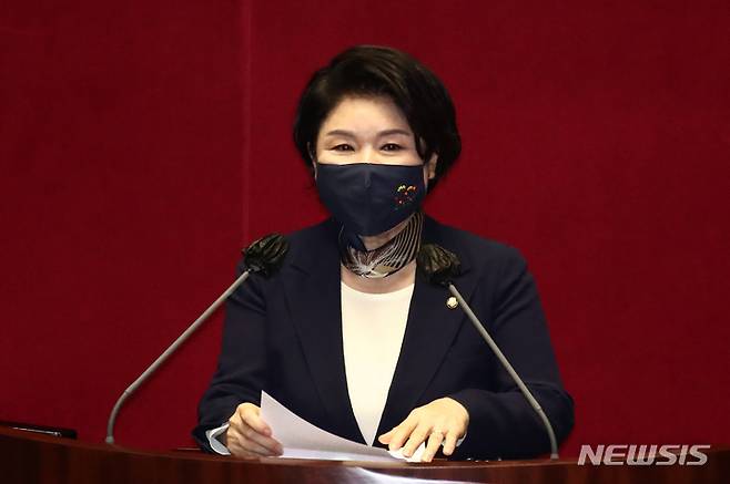 [서울=뉴시스] 김선웅 기자 = 서울 서초구갑 재보궐선거에서 당선된 조은희 의원이 지난 5일 서울 여의도 국회에서 열린 본회의에서 인사말을 하고 있다. (공동취재사진) 2022.04.05. photo@newsis.com