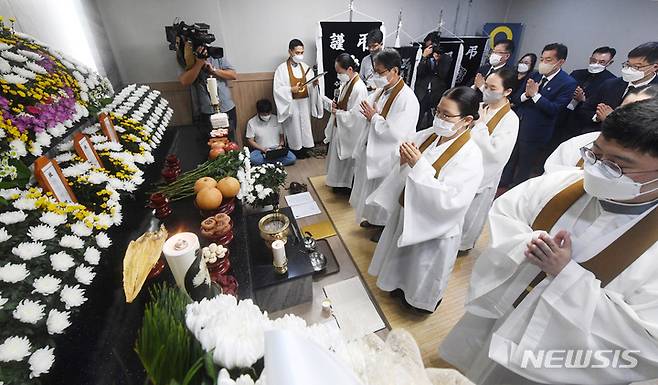 [수원=뉴시스] 김종택기자 = 투병과 생활고에 시달리다 복지서비스의 도움을 받지 못한 채 세상을 떠난 '수원 세 모녀' 추모식이 25일 오후 경기도 수원시 중앙병원 장례식장에서 거행되고 있다. 2022.08.25. jtk@newsis.com