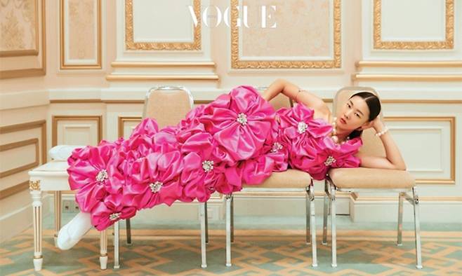 모델 한혜진이 청와대 영빈관 안에서 포즈를 취하고 있다. 보그코리아 제공