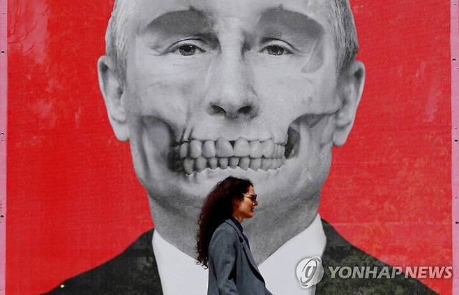 루마니아 주재 러시아 대사관 앞에 설치된 미술작품.  [EPA=연합뉴스 자료사진. 재판매 및 DB 금지]