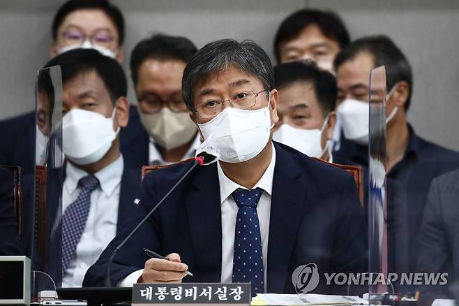 답변하는 김대기 대통령 비서실장 (서울=연합뉴스) 하사헌 기자 = 김대기 대통령 비서실장이 23일 오후 국회에서 열린 운영위원회 전체회의에서 의원 질의에 답변하고 있다. 2022.8.23 [국회사진기자단] toadboy@yna.co.kr