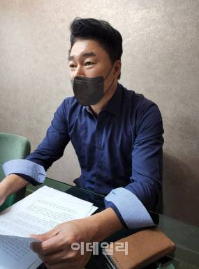25일 오전 서울 서초구 유니온법률센터에서 만난 이재권 변호사(50)가 이데일리와 인터뷰를 진행하고 있다.(사진=황병서 기자)