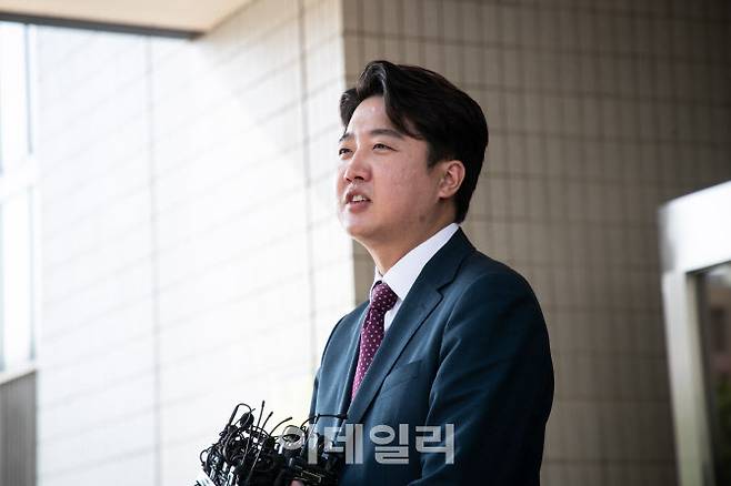 이준석 국민의힘 전 대표가 지난 17일 오후 서울남부지법에서 당 비상대책위원회 효력을 정지해달라며 낸 가처분 신청 사건의 심문을 마친 뒤, 취재진의 질문에 답변하고 있다. (사진=국회사진취재단)