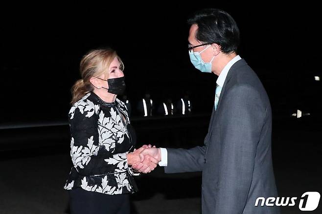 마샤 블랙번 미국 상원의원이 25일 밤 타이베이 쑹산공항에 도착해 대만 외교부 당국자의 영접을 받고 있다. ⓒ AFP=뉴스1 ⓒ News1 강민경 기자