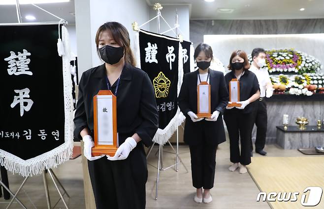 병환과 생활고를 견디다 못해 안타깝게 세상을 등진 수원 세 모녀의 발인이 26일 오전 경기 수원시 권선구 수원중앙병원 장례식장에서 엄수되고 있다. 2022.8.26/뉴스1 ⓒ News1 김영운 기자