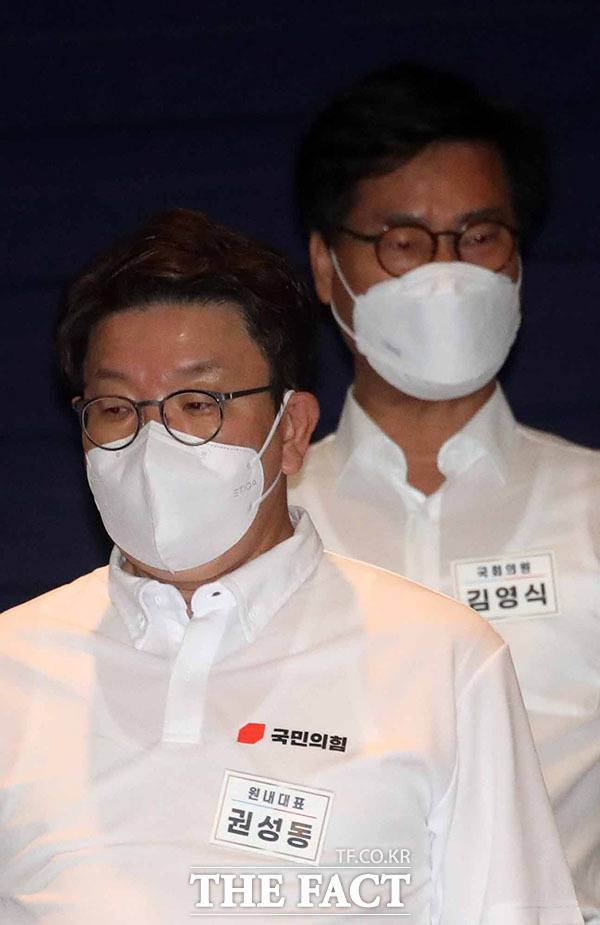 권성동 국민의힘 원내대표(왼쪽)와 김영식 의원이 26일 충남 천안시 동남구 수신면 재능교육연수원에서 열린 2022 국민의힘 국회의원 연찬회, 분임토의 결과보고에 참석하고 있다. /천안=뉴시스