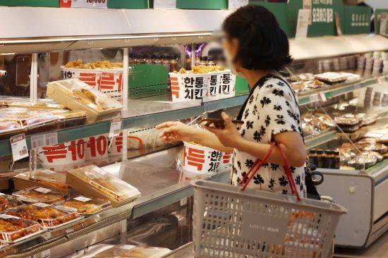 대형마트들이 초저가 경쟁에 돌입했다. 사진은 지난 10일 서울 시내 한 대형마트에서 한통 치킨이 판매되는 모습. [이미지출처=연합뉴스]