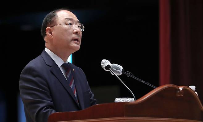 홍남기 전 경제부총리 겸 기획재정부 장관이 지난 5월 9일 오전 정부세종청사에서 열린 이임식에 참석해 말하는 모습. /뉴스1