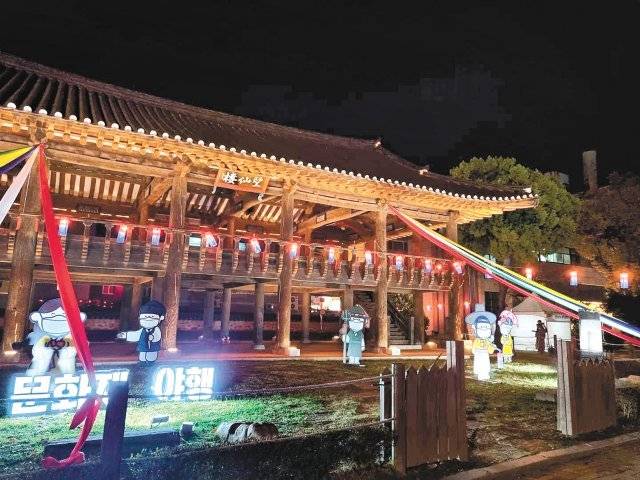 청주의 대표 문화행사 중 하나인 청주문화재야행이 3년 만에 청주시민 곁으로 돌아온다. 사진은 과거 행사 기간 동안 야간 조명을 밝힌 망선루의 모습. 청주시 제공