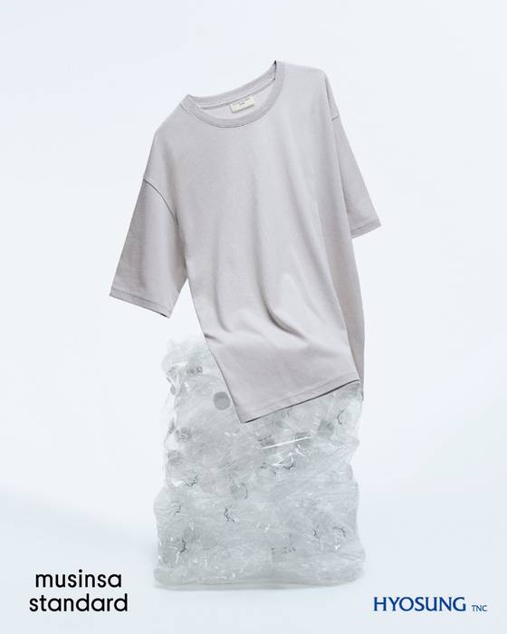 효성티앤씨의 리싸이클 섬유 리젠으로 만든 무신사 스탠다드 티셔츠.