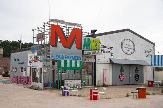 이국적인 분위기의 파머스마켓. 섬 특산물을 판다.