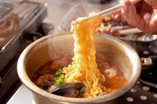 30일 농심에 따르면 세계라면협회(WINA·World Instant Noodles Association)의 2021년 세계라면 시장 자료 기준 연간 1인당 라면소비량 1위 국가는 베트남으로 나타났다. 사진=게티이미지뱅크