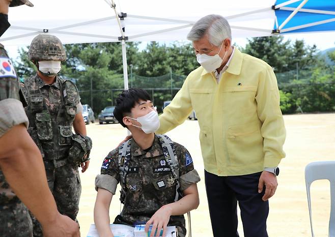 이기식(오른쪽) 병무청장이 7월 26일 강원 춘천시에 위치한 육군 2군단 2포병여단 동원훈련 현장을 방문, 훈련에 참여한 예비군을 격려하고 있다(사진은 기사 내용과 관련없음). [연합]