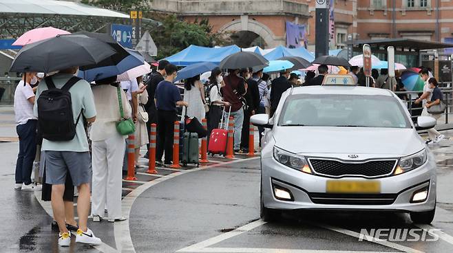 [서울=뉴시스] 권창회 기자 = 25일 오후 서울 중구 서울역 택시 정류장에서 승객들이 택시를 타기 위해 대기하고 있는 모습. 2022.08.25. kch0523@newsis.com
