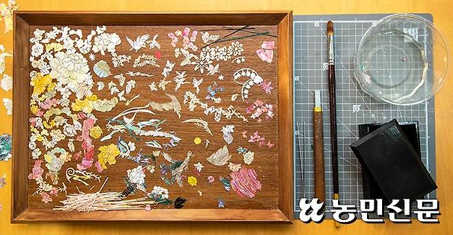 자개공예 재료. 왼쪽부터 자개, 집게, 조각칼, 풀을 바르는 붓, 물풀, 고급명함함.