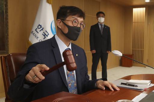 금통위 주재 이창용 한국은행 총재가 25일 서울 중구 한국은행에서 열린 금융통화위원회를 주재하고 있다. 사진공동취재단