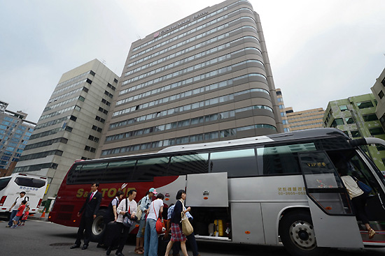 ⓒ시사IN 신선영 국내 여행사도 호텔 사업에 뛰어들고 있다. 지난해 서울 인사동에 세워진 센터마크호텔(위)은 하나투어가 운영한다.