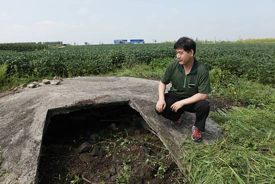 당시 세균을 배양하고 생산했던 현장이 지금은 논밭으로 바뀌었다. 현장을 방문해 관련 증거를 수집하는 모습. 2013년 8월 9일.