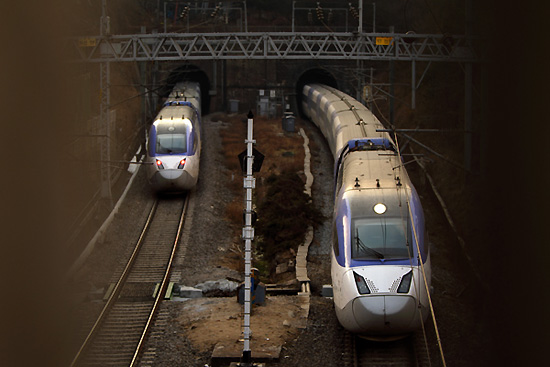 ⓒ시사IN 조남진 2012년 1월, 두 대의 KTX가 서울 충정로 인근 철로를 동시에 달리고 있다.