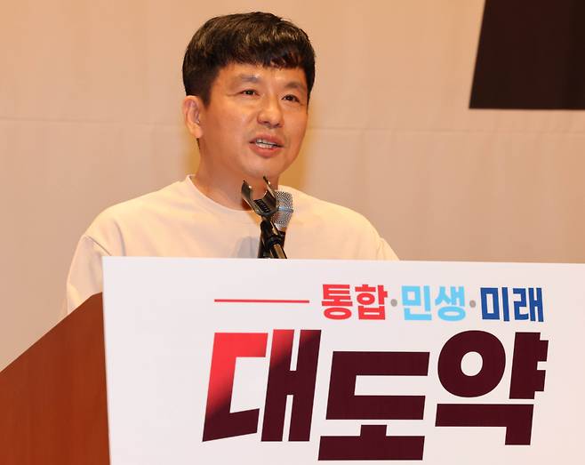 이지성 작가가 8월25일 충남 천안시 재능교육연수원에서 열린 국민의힘 '2022 국회의원 연찬회'에서 '대체되지 않는 정당을 만드는 법'이란 주제로 특강을 하고 있다. ⓒ 연합뉴스