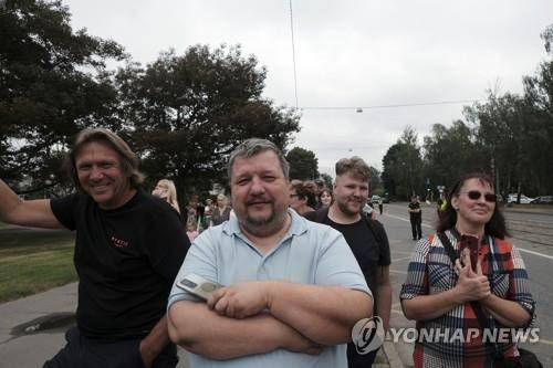 소련 시대 조형물 철거를 지켜보는 라트비아 시민들 [EPA 연합뉴스 자료사진. 재판매 및 DB 금지]