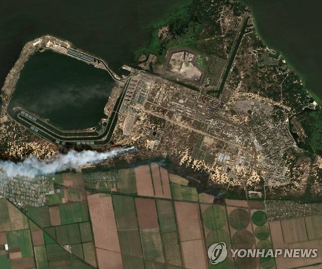 자포리자 원전 2개 원자로, 우크라 전력망과 분리돼 (에네르호다르 로이터=연합뉴스) 24일(현지시간) 러시아가 점령 중인 우크라이나 자포리자 원자력발전소 단지 전경과 인근에서 화재가 발생해 연기가 솟아오르는 모습. 우크라이나 국영 원전기업 에네르고아톰은 25일 자포리자 원전과 주변 화력발전소 사이에서 발생한 화재로 전력선이 손상된 뒤 전체 6개 중 2개 원자로가 폐쇄되면서 우크라이나 전력망과 분리됐으며 복구 작업이 진행 중이라고 밝혔다. [유럽우주국 코페르니쿠스 센티넬-2 위성 촬영 사진] 2022.8.26 leekm@yna.co.kr