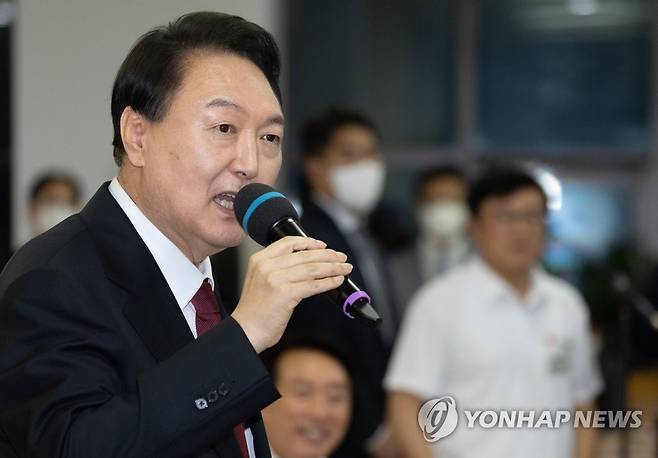 인사말하는 윤석열 대통령 (천안=연합뉴스) 윤석열 대통령이 25일 충남 천안시 재능교육연수원에서 열린 '2022 국회의원 연찬회 만찬'에서 인사말을 하고 있다. 2022.8.25 [공동취재] srbaek@yna.co.kr