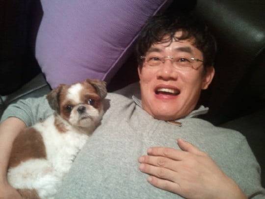 The Dogs flagship star Lee Kyung-kyu lost Family: Pet Namsuni, who met on the air and had an extraordinary heart.Lee Kyung-kyu calmly told the news that he had crossed a rainbow bridge during filming, but was forced to grieve.KBS2 The dog is excellent The production team sent Lee Kyung-kyu, who heard the news of Pets death during the recording, first to the pre-release video.Lee Kyung-kyu received a call during the recording that Namsuni had crossed a rainbow bridge.Though he calmly reported the breakup, Lee Kyung-kyus expression was heartbreaking: Jang Do-yeon comforted Lee Kyung-kyu and said, Its OK, it was a hosang.I lived in fun, he said, and continued the recording.Lee Kyung-kyu and Namsuni met on KBS2 Mans Qualification in 2010.Lee Kyung-kyu and Namsuni first met on the abandoned dog temporary protection side.Im originally a dog-loving person, Lee Kyung-kyu said, adopting, I wanted to (adopt) from the first time I saw it.Lee Kyung-kyu gave the new name directly Namsuni.As a new member of Lee Kyung-kyus family, Namsuni has been loved by Family, and has consistently posted on social media for fans who are curious about the recent situation of Namsuni.Lee Kyung-kyu tweeted: Its Namsuni who just met me in the south-facing area and lives with me!I am doing well without completely covering my urine. After creating an Instagram account in 2016, he posted a picture of Namsuni and wrote a message on Namsuni, saying, I forget about my old difficult times and live comfortably.In SBS Healing Camp, he also showed his unusual affection for Namsuni. He revealed his healthier and cuteer Namsuni, saying, Long term is shit.Lee Yoon-seok, who had an abandoned dog temporary protection at the time, was surprised by Lee Kyung-kyus warm.I was surprised by the appearance of Namsuni, who was more fat and healthy at the time of the broadcast. Sung-yuri was also impressed by Did you have this aspect?Lee Kyung-kyu has since become a model, with a campaign to encourage abandoned dog adoption.Lee Kyung-kyu said: Ive seen so many abandoned dogs around.I now have abandoned dog, said Namsuni, a dog I raise at home. A hundred thousand are abandoned a year.It will be 200,000 if you add up what you can not get in the statistics. Lee Kyung-kyu has left Pet, who has grown into love for more than a decade, thinking pets are Family.It is not just a relationship between a dog and a master, but a relationship that loves unconditionally as a pair of life.Many stars, including Lee Hyo-ri, left their pets, which they loved like their lives, and shared their sadness with their fans.A long-time viewer and dog-god watched Lee Kyung-kyu read the sadness from him, who bluntly spoke of Namsunis death.The sadness of dog dad is short and I hope that only happy memories with Namsuni will be left.