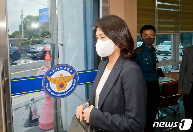 이재명 더불어민주당 의원(인천 계양을)의 배우자 김혜경 씨가 지난 23일 오후 경기 수원시 장안구 경기남부경찰청으로 '법인카드 유용 의혹' 관련 조사를 받기 위해 출석하고 있다.(공동취재) 2022.8.23/뉴스1 ⓒ News1 김영운 기자