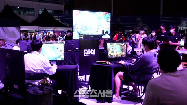 전야제를 찾은 팬들이 다 같이 게임을 즐기고 있다. 강릉=박경호기자 park5544@sportsseoul.com