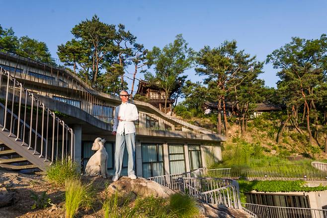 사진 : 라드라비(L'art de la vie), 오래된 나무처럼 보이도록 들기름을 여러 번 바르고 소품들을 일일이 배치해 만든 한옥 스테이 공간 앞에서의&nbsp;이상일 작가