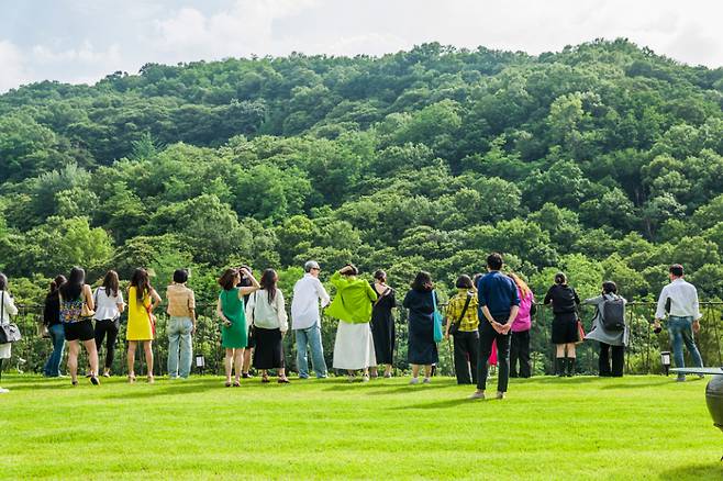 사진 : 라드라비(L'art de la vie), 한 폭의 그림같은 마국산 전경을 감상하는 프레스 행사 참가자들