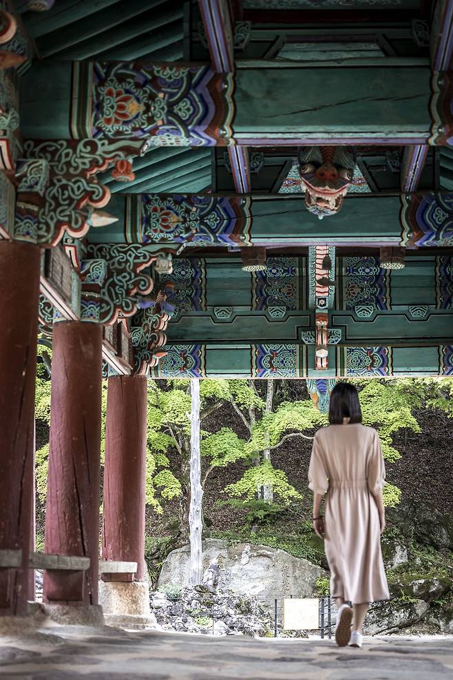 "처음부터 좋았습니다. 날 책임진 형사가 품위 있어서"라고 서래가 수줍은 고백을 했던 장소는 '우화각'이다. 송광사의 무지개다리인 삼청교 위 '집'으로 '우화'란 '날개가 돋아 신선이 된다'는 뜻의 '우화등선'을 줄인 말이다. / 이신영 영상미디어 기자