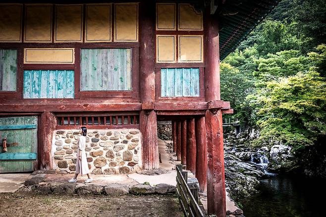 '서래'와 '해준'이 우산을 나눠 쓰고 걸어가던 고색창연한 누각은 '침계루'다. / 이신영 영상미디어 기자