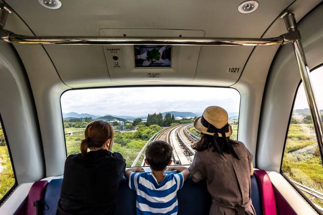 '갈대열차'와 무인 궤도 열차인 '스카이큐브'<사진>를 타고 순천만습지에서 순천만국가정원까지 편하게 오갈 수 있다. / 이신영 영상미디어 기자