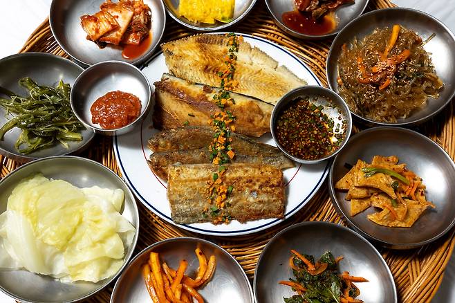 가성비 백반집으로 유명한 '순천 드라마 촬영장' 부근 '봉화식당'의 생선백반정식에는 두툼한 생선에 깔끔한 반찬이 푸짐하게 곁들여진다. / 이신영 영상미디어 기자