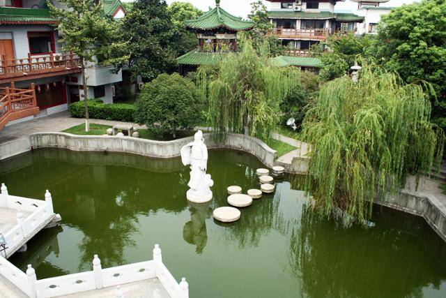 장시성 난창 등왕각에 있는 왕발 조각상. ⓒ최종명