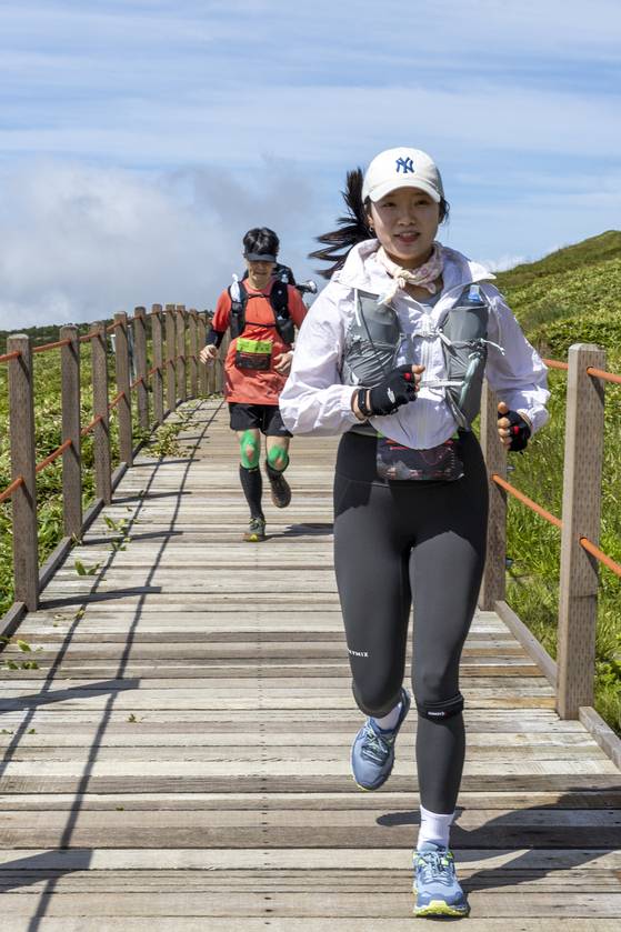 지난 20~21일 진행된 ‘로드랩 제주 50K’ 참가자들. 한라산 둘레길을 달리는 행사였던 만큼 참가자들은 조끼·물통을 비롯해 트레일 러닝에 필요한 장비들을 잘 갖췄다. 정준희 기자
