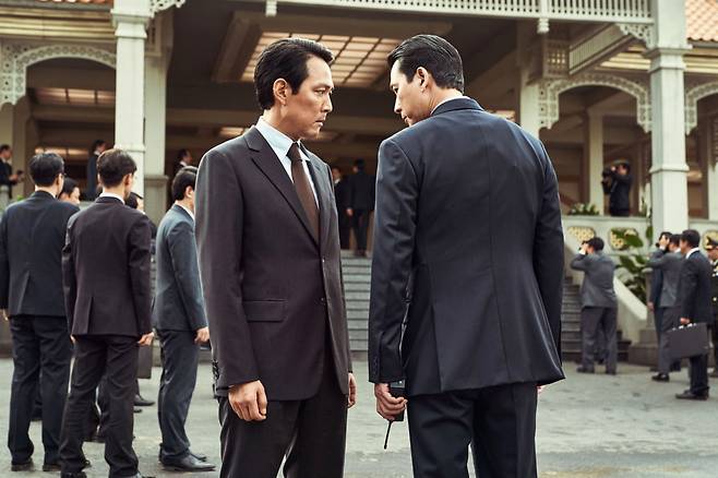 배우 이정재의 감독 데뷔작인 액션물 ‘헌트’의 경우 8월 말 현재 관객 수가 330만 명대로, 역시 손익분기점 420만 명에 도달하기까지 뒷심이 필요한 상황이다. (사진 출처=영화 스틸 컷 캡처)