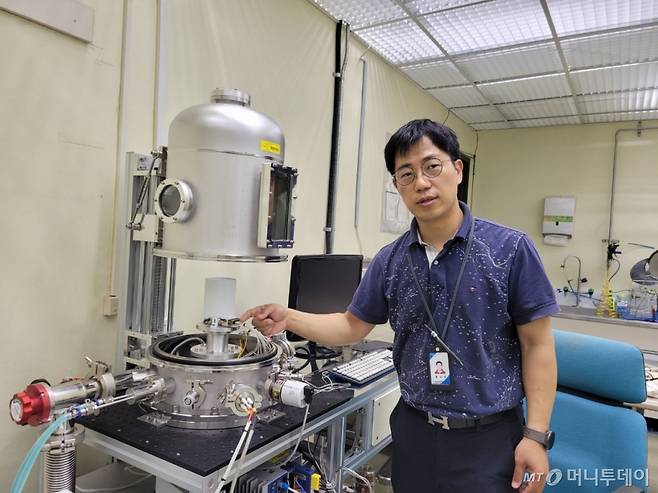 홍진태 한국원자력연구원 동위원소연구부 박사가 원자력연 대전 본원에서 '원자력전지'를 소개하고 있다. / 사진=김인한 기자