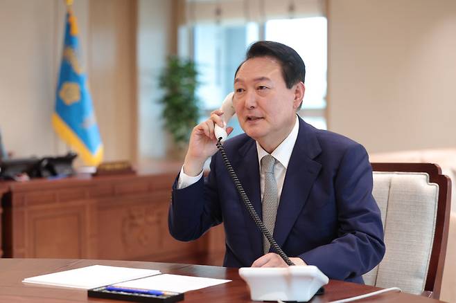 [서울=뉴시스] 윤석열 대통령이 30일 서울 용산 대통령실 청사에서 유흥식 신임 추기경에게 축하 전화를 하고 있다. (사진=대통령실 제공) 2022.05.30. photo@newsis.com *재판매 및 DB 금지