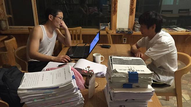 '삼례 나라슈퍼 사건' 재심을 맡았을 당시의 박준영 변호사(왼쪽)