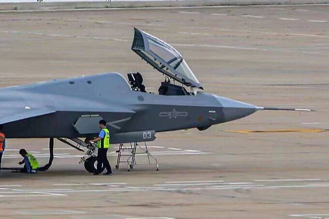 중국 정비요원들이&nbsp;J-35 스텔스 전투기 기수 부분에서 정비를 하고 있다. 웨이보 캡쳐