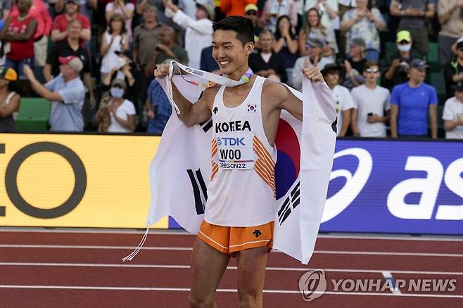 2022 유진 세계선수권에서 은메달을 목에 건 우상혁 [AP=연합뉴스 자료사진]