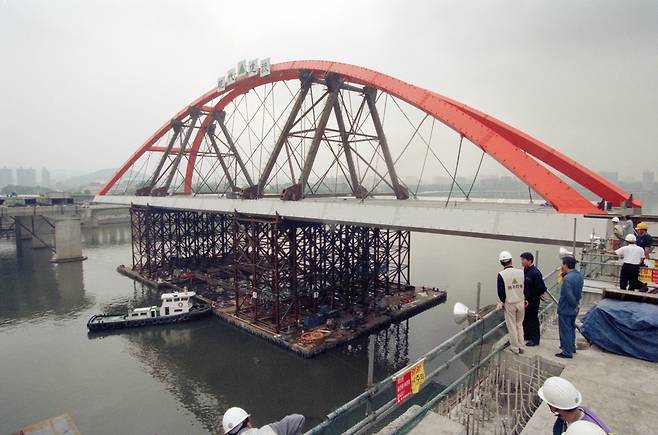 서강대교 교량상판 조립 광경. 서강대교는 1999년 최종 완공됐다. 1996년 [연합뉴스 자료사진]