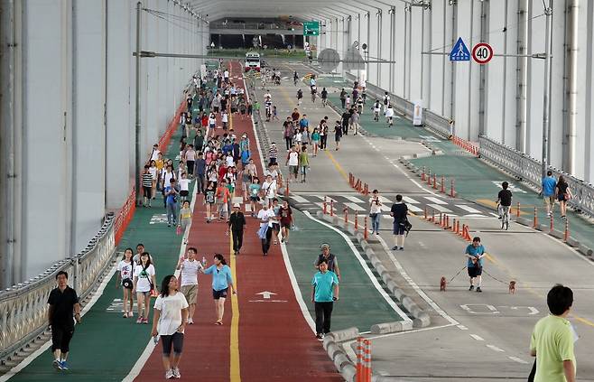 잠수교 걷기 행사. 2012년 [연합뉴스 자료사진]