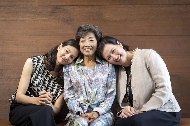 조안 리 스타 커뮤니케이션 창립자(가운데)와 큰딸인 성미(오른쪽) CJ ENM 아메리카 대표, 둘째 딸인 현미(왼쪽)./이신영 영상미디어 기자
