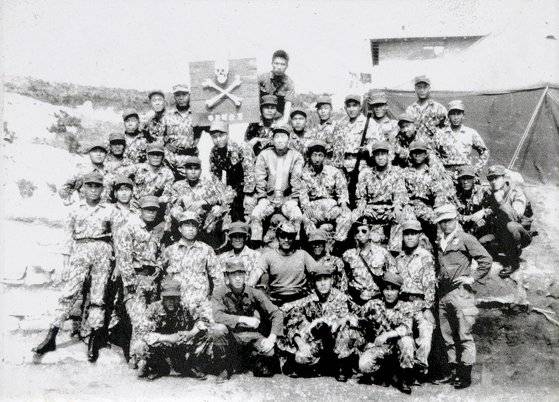 2020년 8월 23일 벽제 봉안소에 실미도 부대 공작원들의 제삿상이 마련됐다. 상 위에는 공작원들이 실미도에서 찍은 단체 사진이 놓여 있었다. 우상조 기자