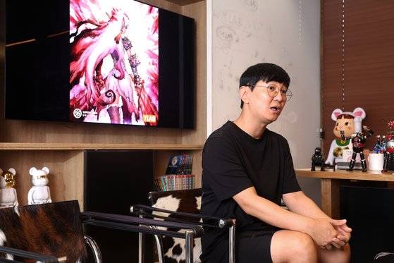 와이랩 창업자 윤인완 작가는 크리에이티브 R&D센터장으로 복귀한 이유에 대해 "집단 창작을 하는 과정은 학자가 진리를 찾아가는 것과 거의 비슷한 느낌"이라며 "전문적으로 작품을 발굴·기획하자는 생각에 R&D센터라는 새로운 조직을 만들게 됐다"고 했다. 장진영 기자