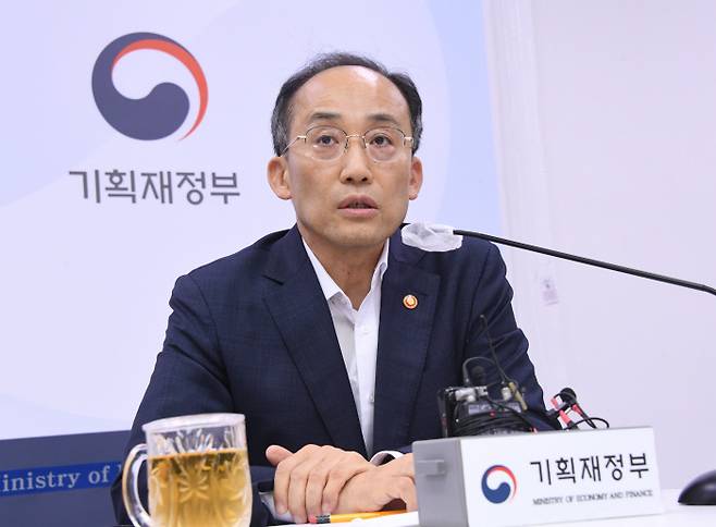 추경호 부총리 겸 기획재정부 장관이 8월 11일 정부세종청사에서 열린 출입기자간담회에서 경제 현안에 대해 발언하고 있다. 이날 추 부총리는 이재명 더불어민주당 의원이 정부의 국유재산 매각 방침을 ‘민영화’라고 비판한 것에 대해 “뜬금없는 지적”이라고 반박했다.  / 기획재정부 제공
